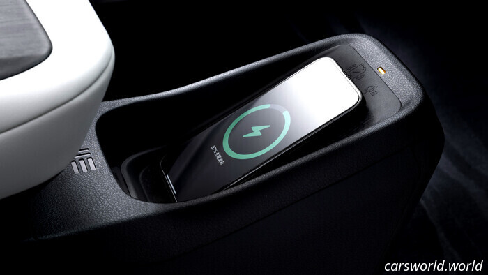 Взлом программного обеспечения привёл к утечке данных клиентов, затронувшей 21 000 водителей Nissan, и вызвал новые предупреждения о конфиденциальности и мошенничестве
9 часов назад
Автор: Брэд Андерсон

Red Hat подверглась масштабной утечке, затронувшей данные клиентов Nissan.

Nissan наняла Red Hat для разработки ИТ‑систем своей сбытовой компании.

У 21 000 клиентов Nissan были украдены такие данные, как электронные и почтовые адреса.

Примерно у 21 000 клиентов Nissan были скомпрометированы личные данные после кибератаки на американскую софтверную компанию Red Hat в конце сентября. К счастью для пострадавших владельцев Nissan, в результате атаки не была похищена конфиденциальная информация о кредитных картах.

Утечка произошла в результате целенаправленной атаки на Red Hat в сентябре, в результате которой было похищено несколько сотен гигабайт данных из примерно 28 000 приватных репозиториев GitLab. В какой‑то момент Red Hat была нанята Nissan для разработки системы управления клиентами для одной из её региональных сбытовых компаний, Nissan Fukuoka Sales Co.

Читайте: Nissan считает, что вы недостаточно зрелы, чтобы оценить то, что она только что запустила в Японии

Согласно заявлению Nissan, выпущенному на этой неделе, Red Hat уведомила Nissan об утечке данных 3 октября. Ключевые похищенные данные включают несколько адресов, имена, номера телефонов, электронные адреса, «а также информацию о клиентах, используемую в продажах».

Телефонные и почтовые мошенничества вызывают обеспокоенность

Хотя картина выглядит тревожно, Nissan сообщает, что до сих пор не обнаружила доказательств того, что данные использовались злоумышленно. Тем не менее автопроизводитель призвал пострадавших клиентов проявлять осторожность при получении неожиданных сообщений, включая подозрительные телефонные звонки или нежелательную почту, якобы приходящую от Nissan.

«Nissan Motor Co., Ltd. получила сообщение от Red Hat, компании, которую она наняла для разработки систем управления клиентами для своих сбытовых компаний, о том, что неавторизованный доступ к её серверам данных привёл к утечке данных», — говорится в заявлении компании.

«Позже было подтверждено, что в утекших данных компании содержится некоторая информация о клиентах Nissan Fukuoka Sales Co., Ltd.»

На данный момент Nissan не уточнила, будет ли она связываться с каждым пострадавшим индивидуально. Однако компания отметила, что, по-видимому, скомпрометированные данные ограничиваются клиентами в Японии, что означает, что владельцы в США и других регионах, вероятно, не пострадали.

«Nissan воспринимает этот инцидент очень серьёзно и усилит мониторинг своих подрядчиков, а также предпримет дальнейшие шаги для укрепления информационной безопасности», — добавила компания. «Мы ещё раз приносим нашим клиентам глубочайшие извинения за любые причинённые неудобства.»